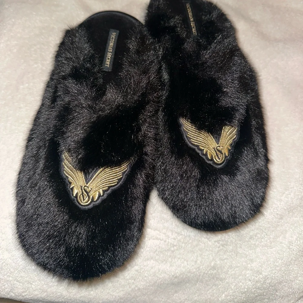 Black Soft Victorias scared slippers size medium 🖤🤍 - Picture 4 of 9